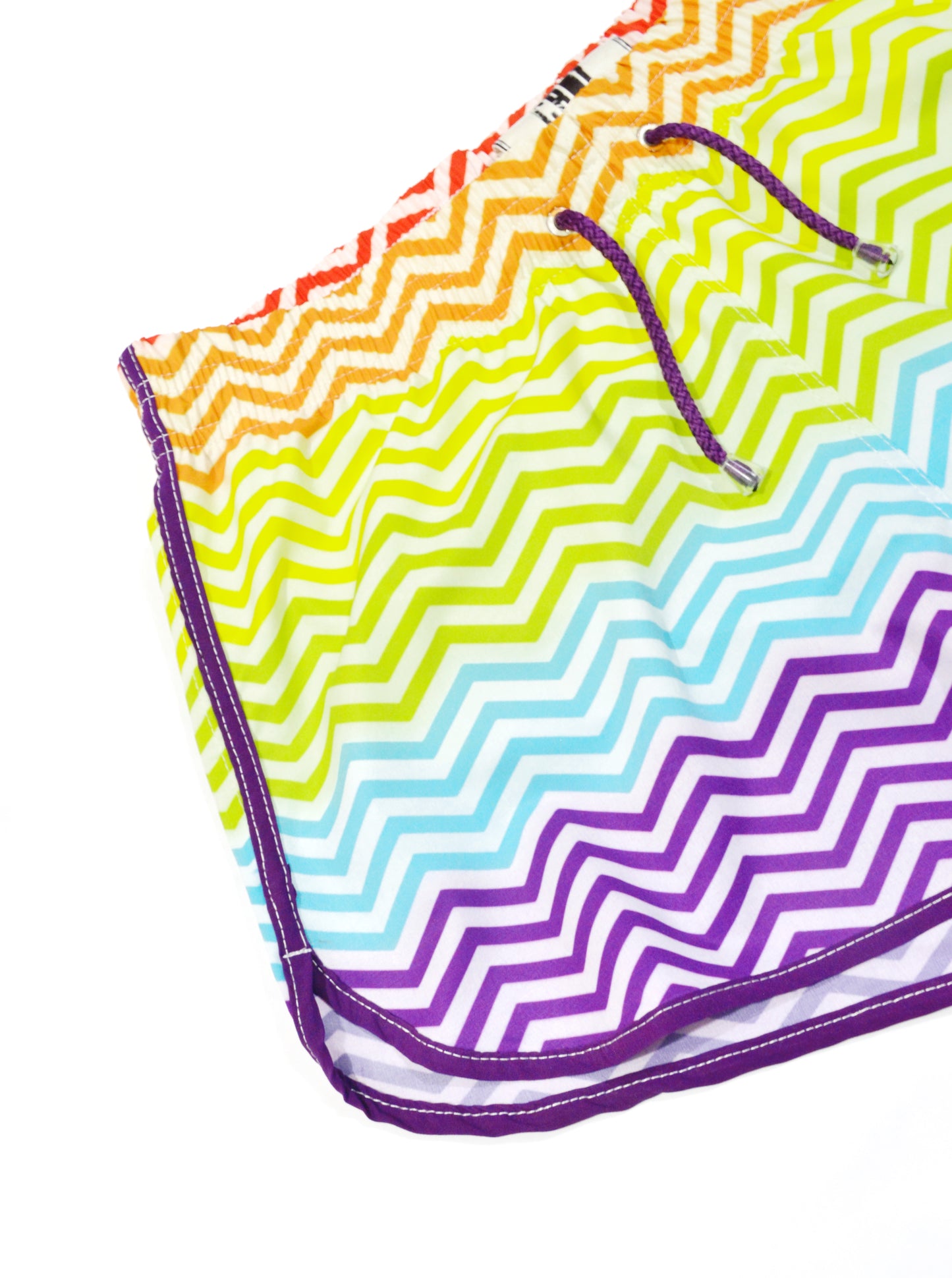Pantaloneta Curva de Bandera Pride Zig Zag en Fondo Blanco