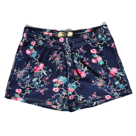 Pantaloneta azul noche con flores rosa